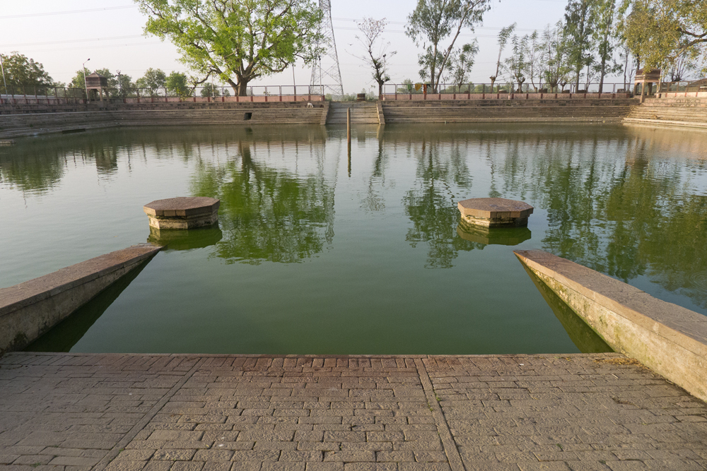Tank, Outer Pradaktion, Varanasi, India